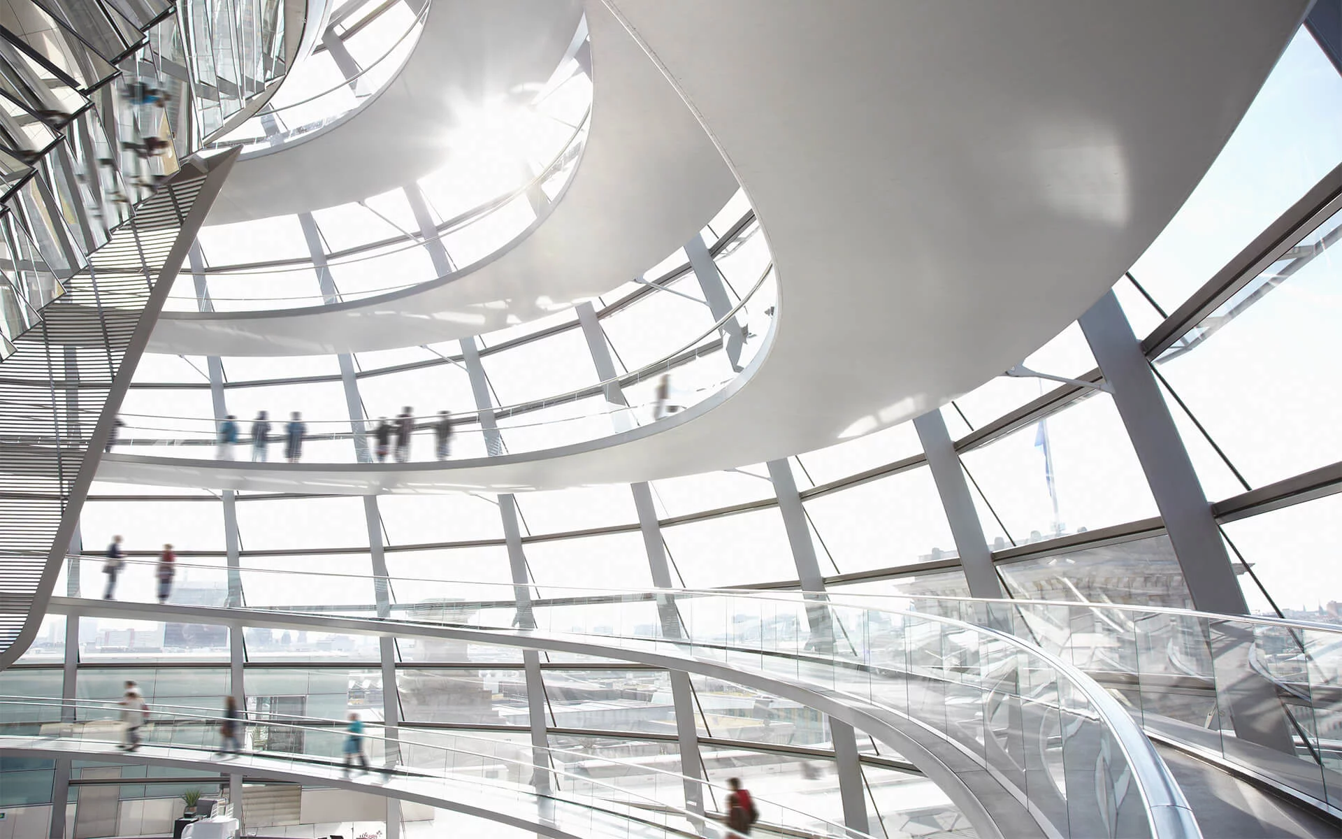 Das Reichstagsgebäude in Berlin ist ein architektonisches Meisterwerk und ein Symbol der deutschen Demokratie.