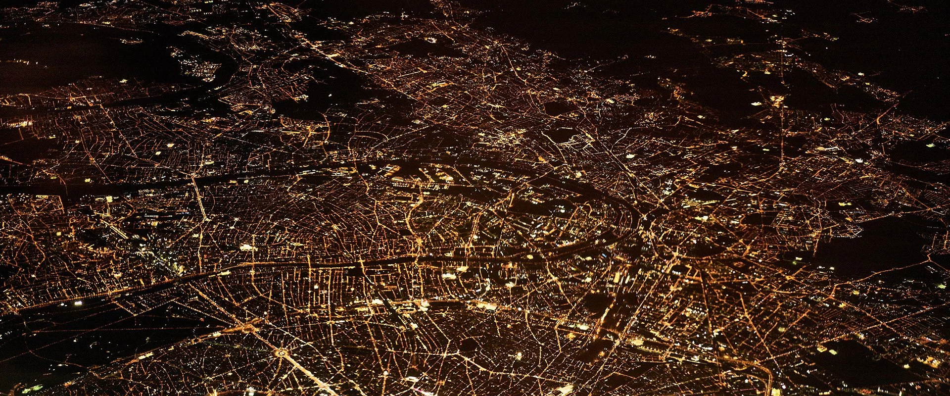 Ein atemberaubender Blick auf das nächtliche Paris mit seinen beleuchteten Wahrzeichen und Lichtern der Stadt aus dem Weltraum.