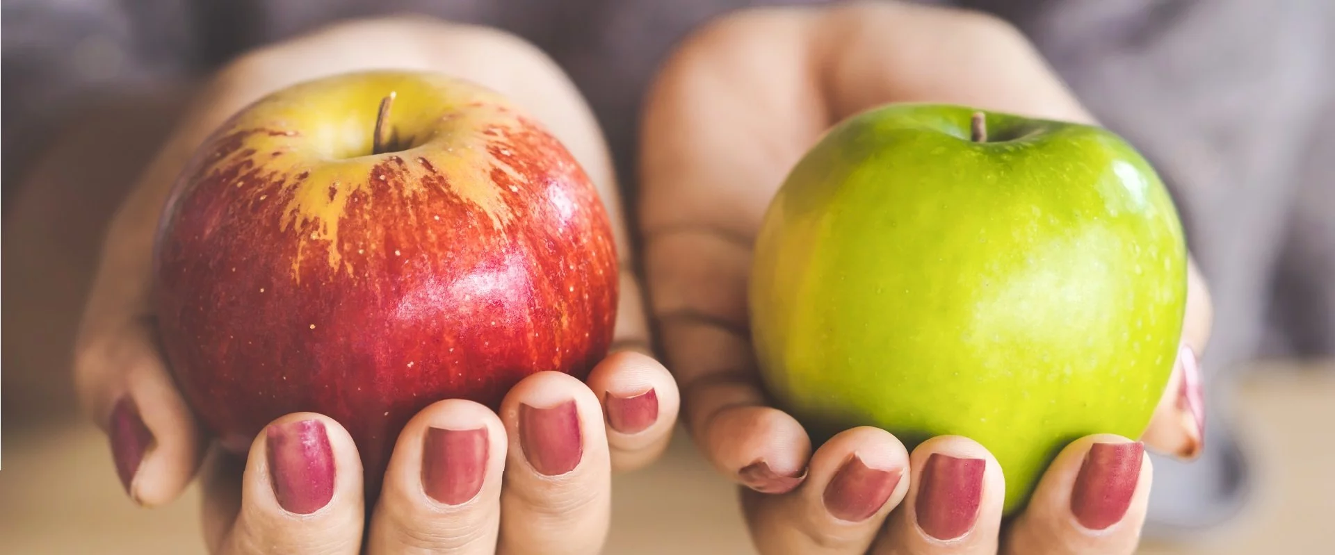 Zwei Frauenhände halten einen Apfel und eine Banane und demonstrieren DMS.