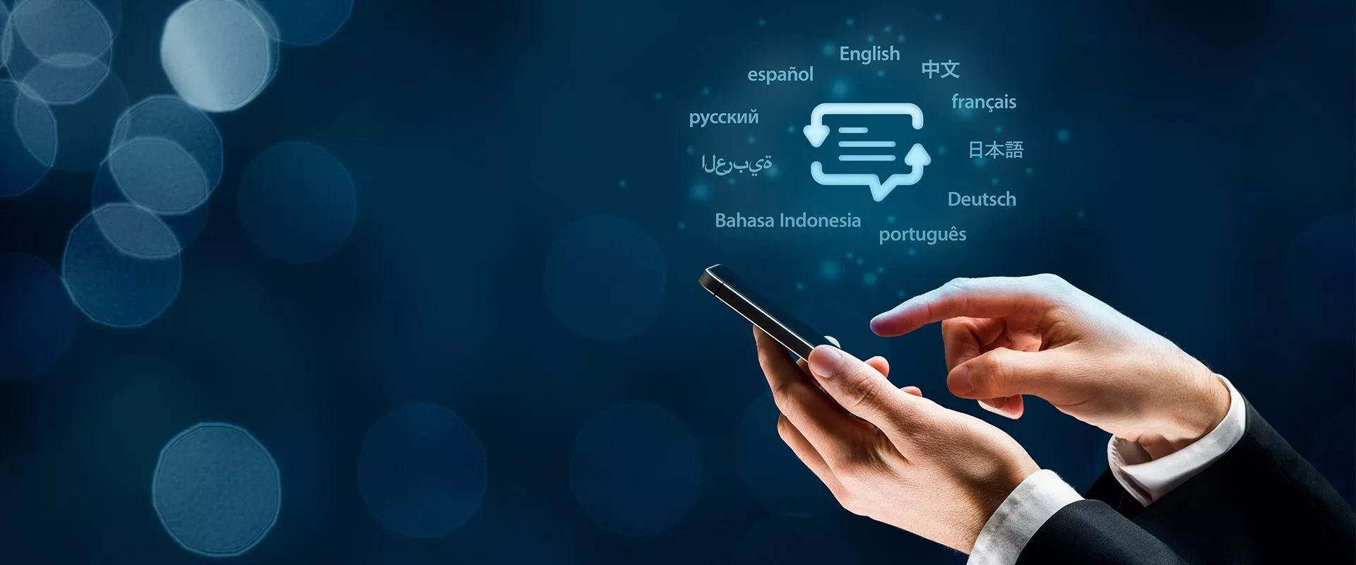 Hand tippt auf Smartphone, über dem multilinguale Sprechblasen hovern