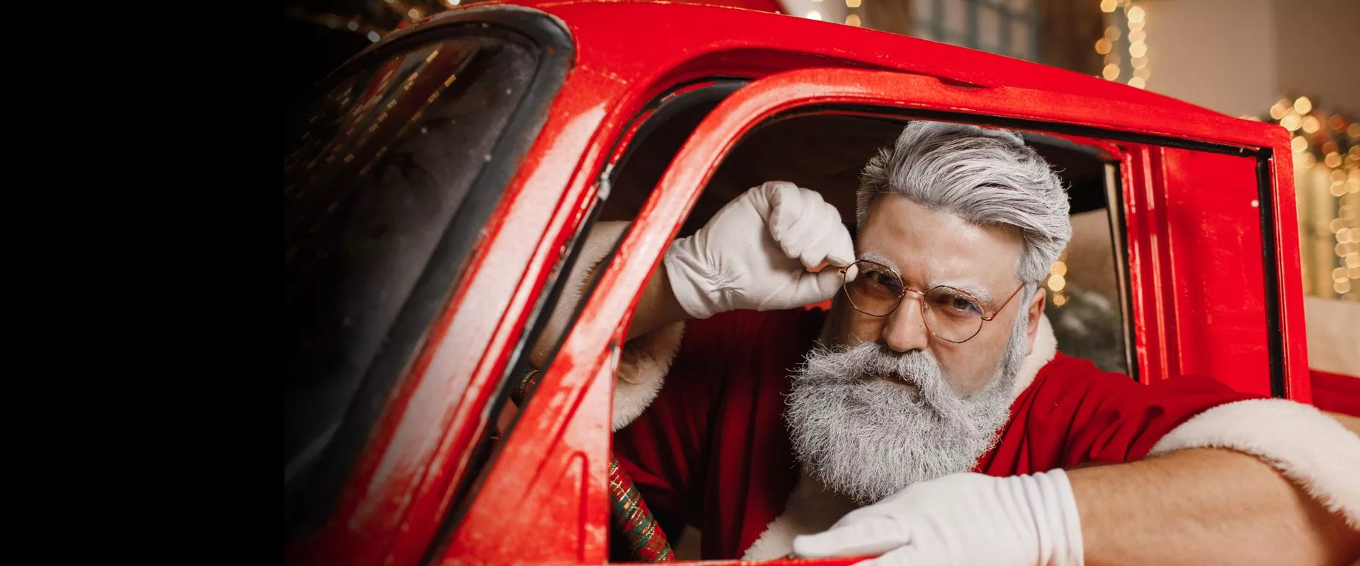 Weihnachtsmann in einem roten LKW.