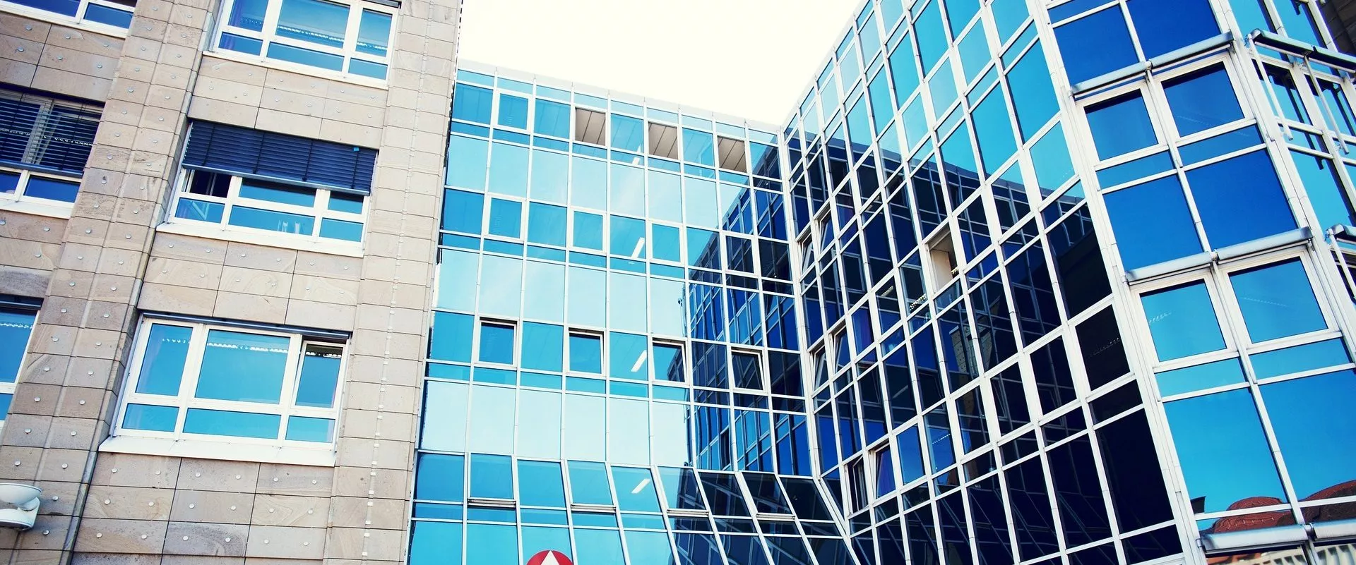 Ein blau-weißes Kundenportal-Gebäude mit Glasfenstern.