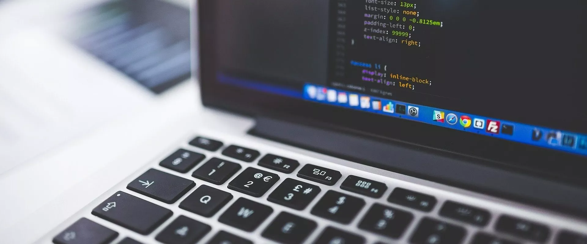 Eine Nahaufnahme eines Apple MacBooks mit Code darauf.