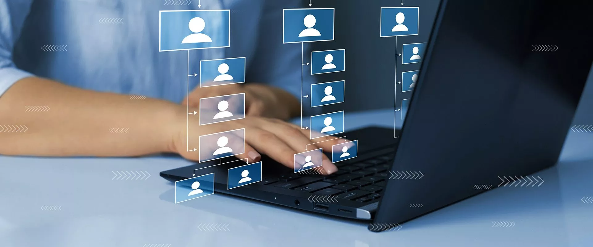 Frauenhände tippen auf eine Laptop-Tastatur mit mehreren verknüpften Personen-Icons als Overlay-Grafik