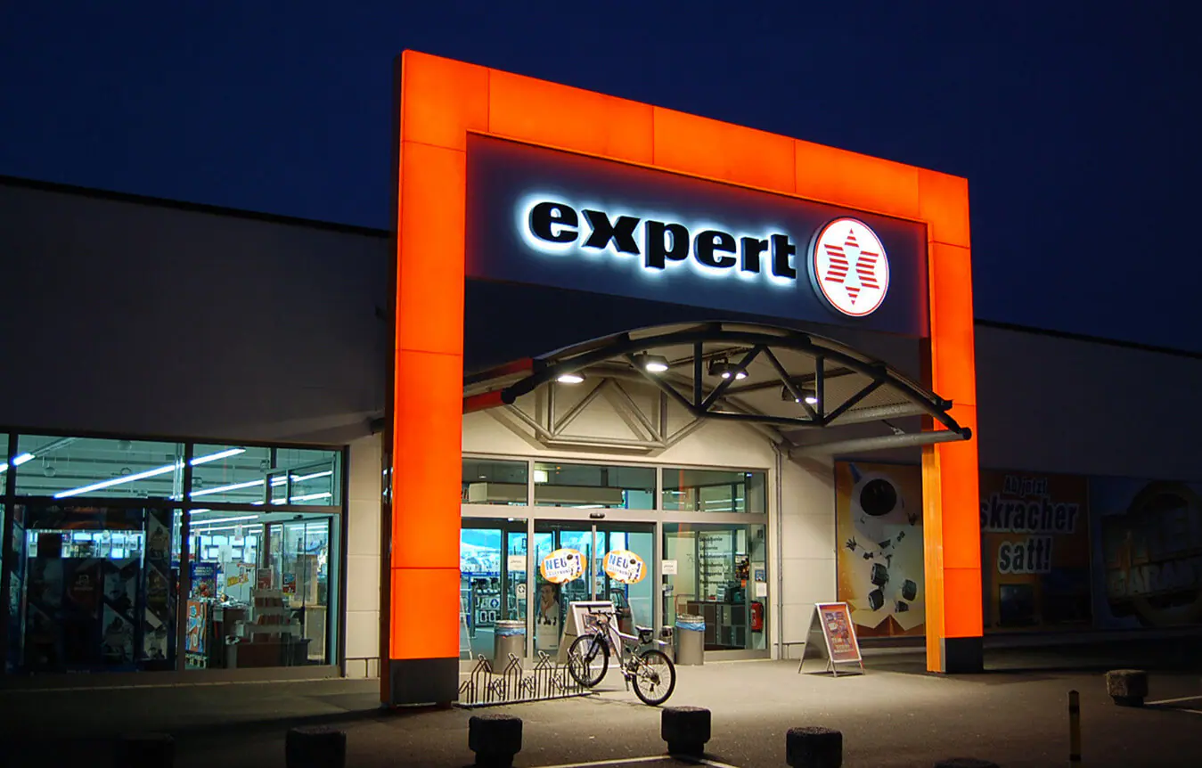 Eine expert-Filiale nach Sonnenuntergang
