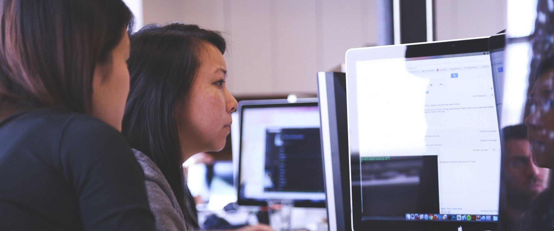 Zwei Frauen schauen auf einen Computerbildschirm