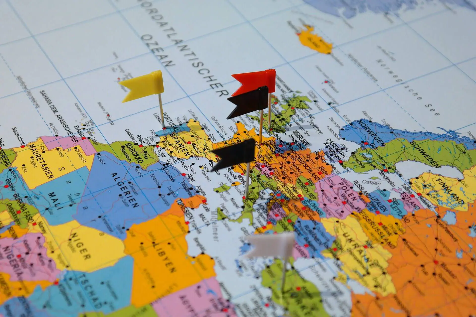 Pins auf einem Landkartenausschitt von Europa und Nordafrika