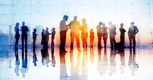 Silhouette von Menschen beim Gespräch