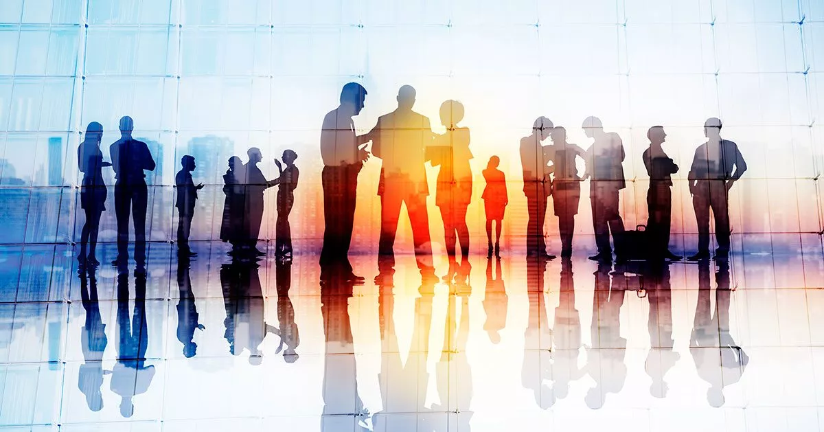 Silhouette von Menschen beim Gespräch