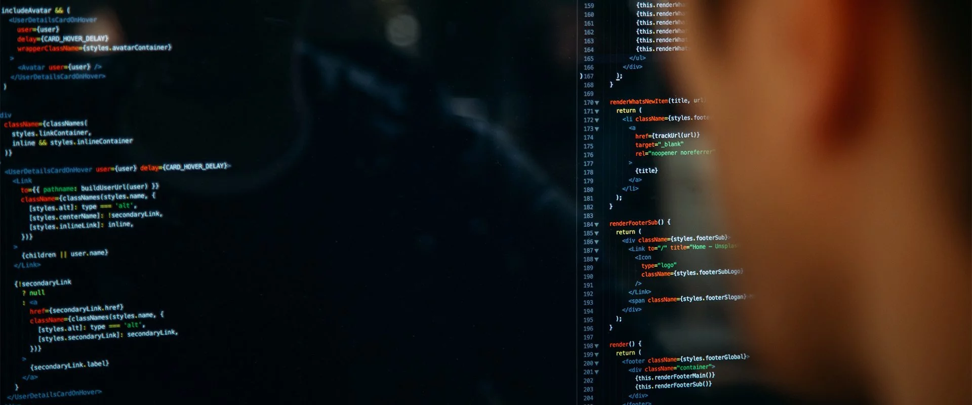Ein Mann schaut auf einen Computerbildschirm mit Code darauf