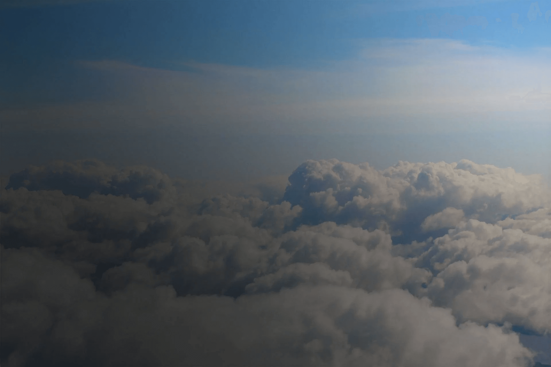 Luftaufnahme einer Reihe von Wolken