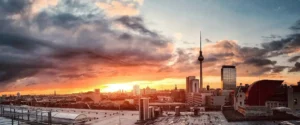 Berliner Fernsehturm bei Sonnenaufgang
