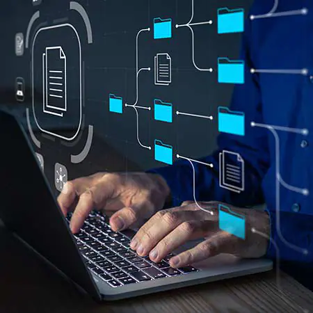 Ein Mann arbeitet an einem Laptop mit einem Diagramm darauf.