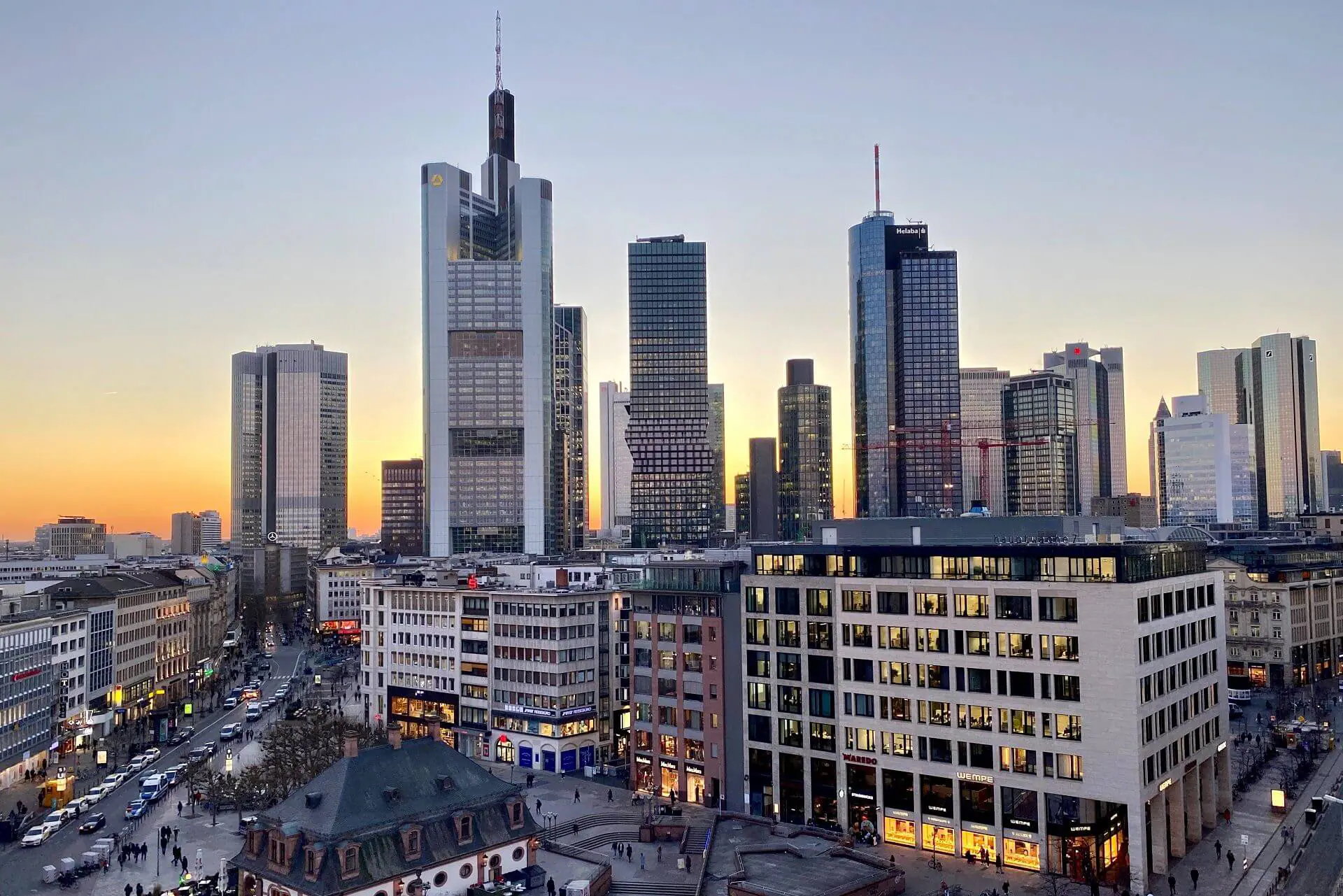 Die Skyline von Frankfurt bei Sonnenuntergang.