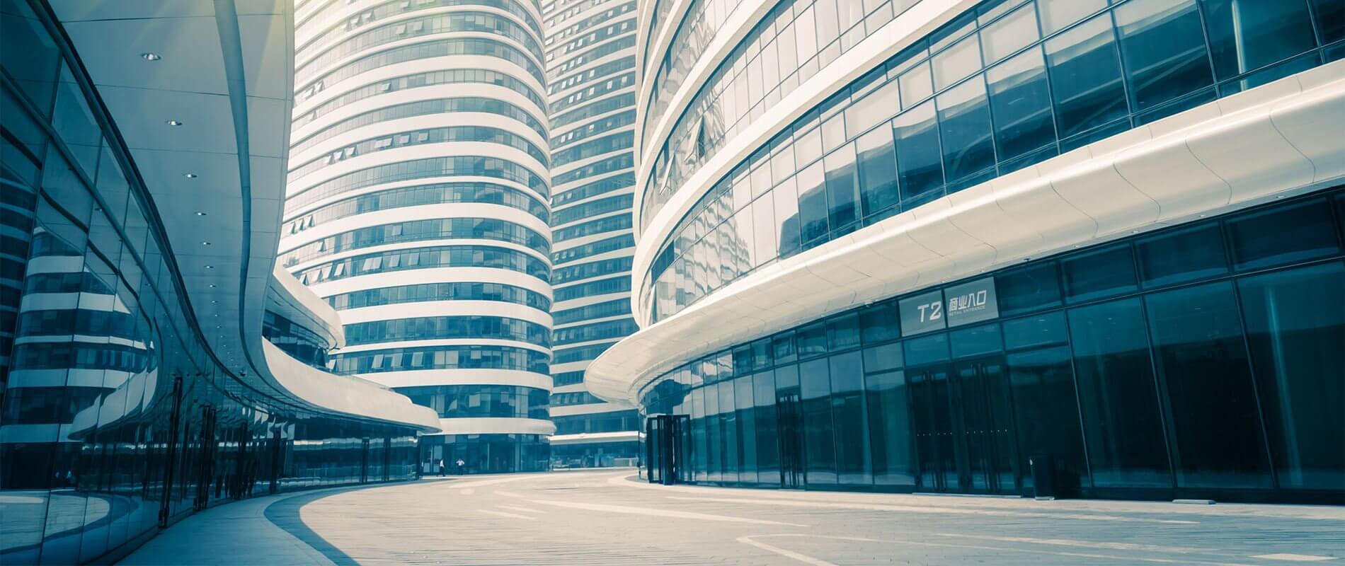 kurvige-strasse-inmitten-von-hochhaeusern