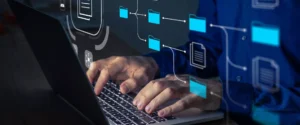 Nahaufnahme von tippenden Männerhänden auf einem Laptop-Keyboard mit durch Linien verbundenen Dokument- und Text-Icons als Overlay