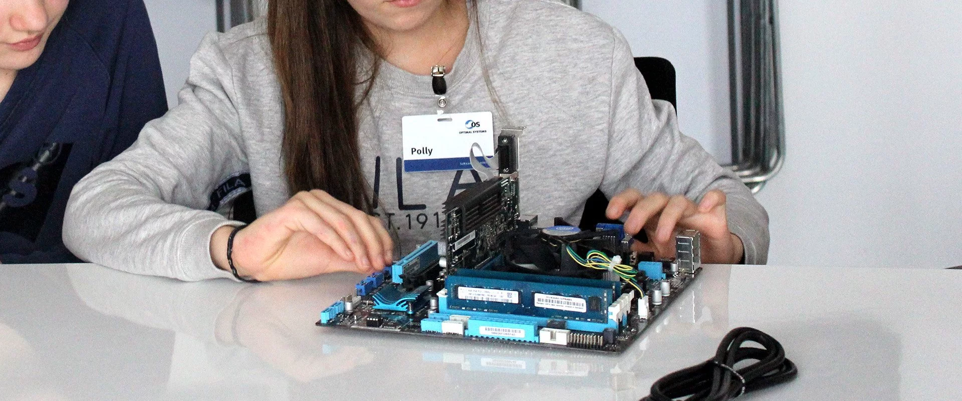Zwei Mädchen arbeiten beim Girls' Day 2019 an Computerteilen