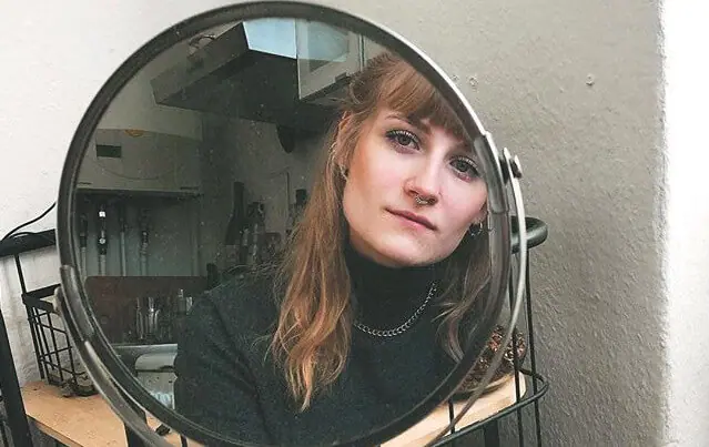 Tabea steht in Dublin vor einem Spiegel.