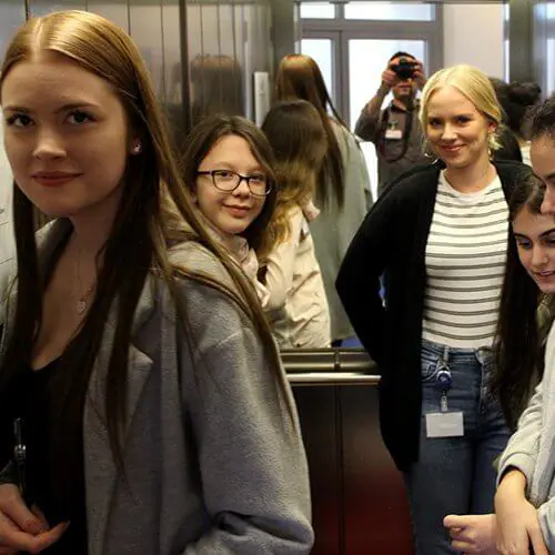 Girls' Day 2019 – Eine Gruppe junger Frauen steht in einem Aufzug.
