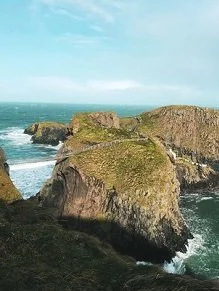 Eine felsige Klippe mit Blick auf den Ozean, mit Tabea in Dublin.
