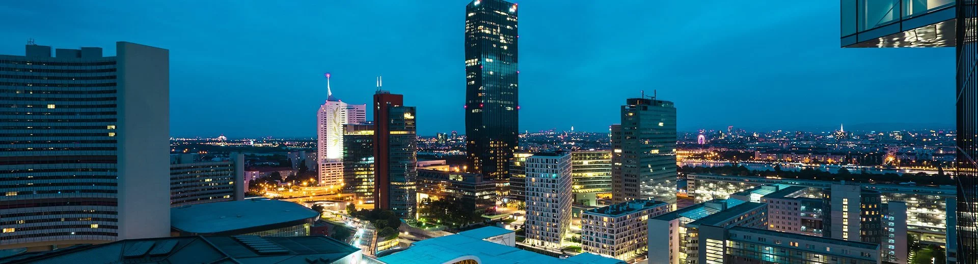 Ein Blick auf eine Stadt bei Nacht mit hohen Gebäuden in Österreich.