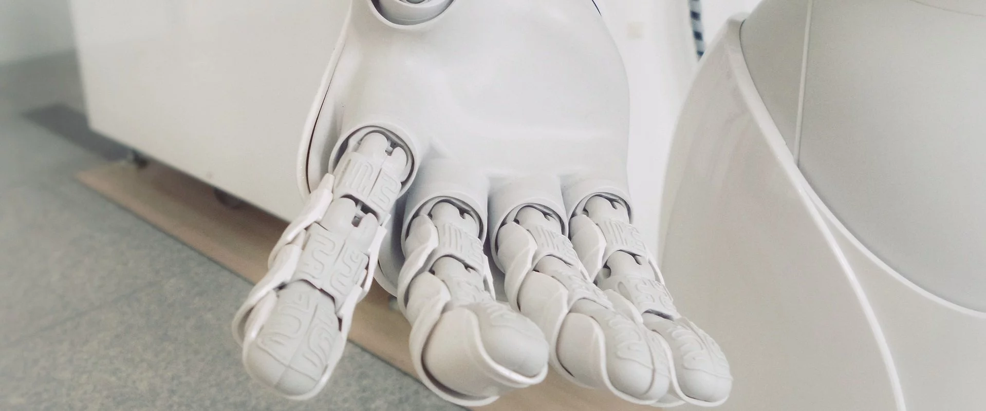 Nahaufnahme einer weißen Roboterhand