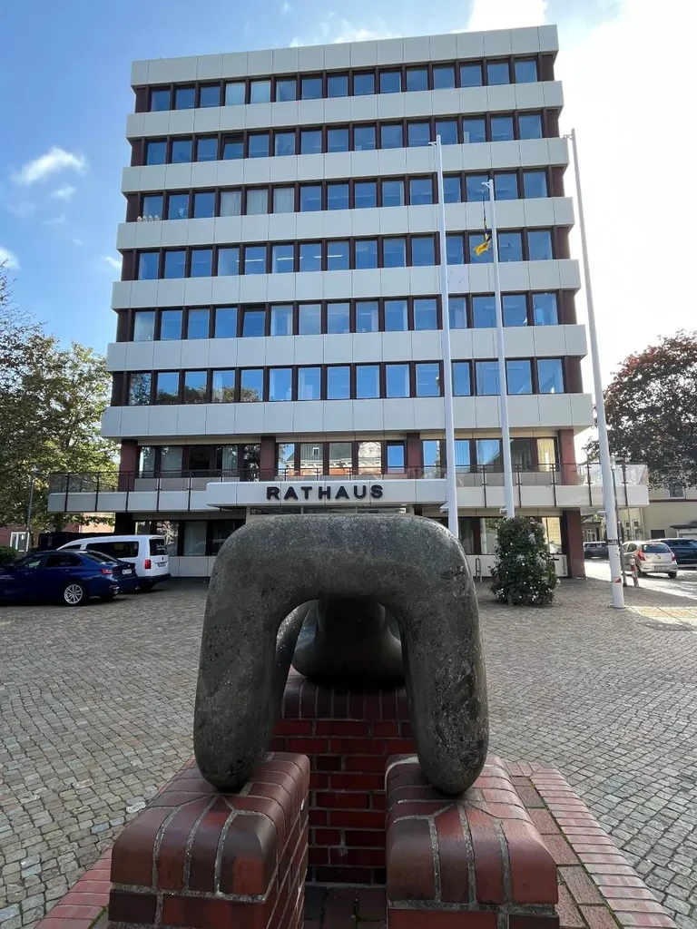 Ein grandioses Gebäude mit einer majestätischen Statue davor, das die Schönheit und Geschichte der Stadt Heide zeigt.