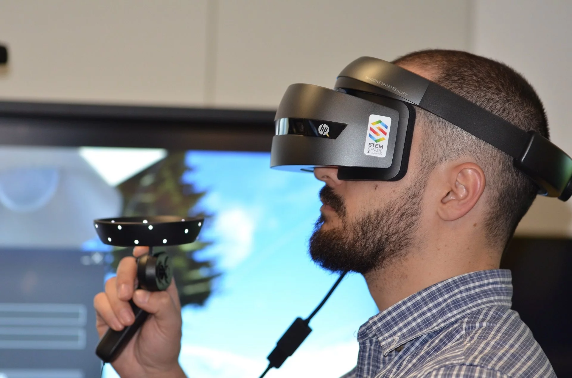 Mann mit Virtual-Reality-Brille