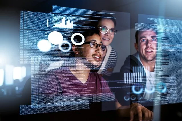 Menschen vor einer Projektion mit Daten und Code