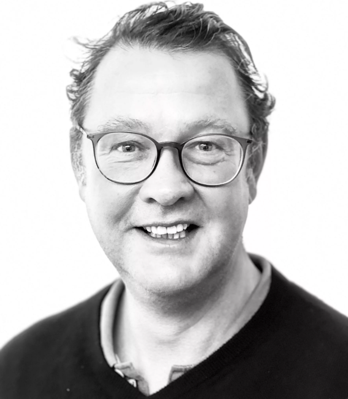 Ein Schwarzweißfoto von Kodak Alaris eines Mannes mit Brille.