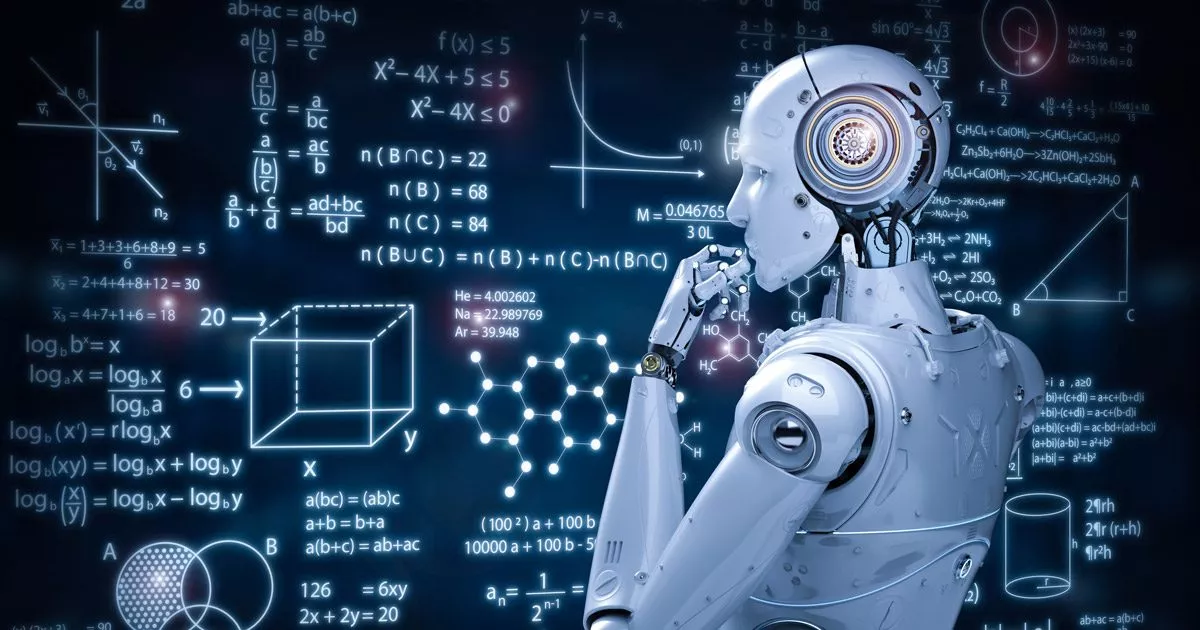 Ein Roboter steht vor einer digitalen Tafel mit Formeln darauf