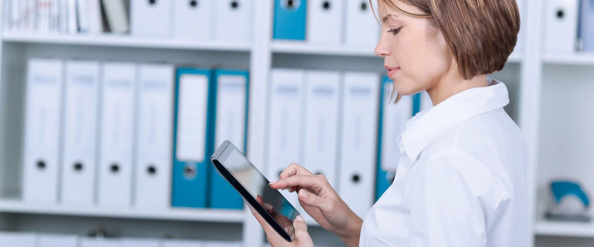 Eine Frau benutzt ein Tablet in einem Büro