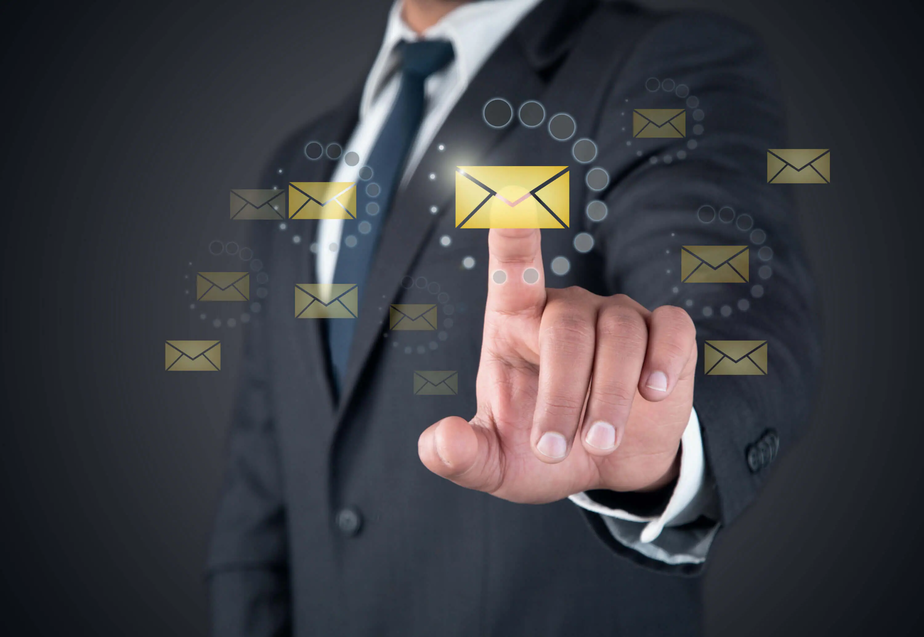 Ein Geschäftsmann interagiert mit einem E-Mail-Symbol auf dunklem Hintergrund und demonstriert so ein effektives Workflow-Management.