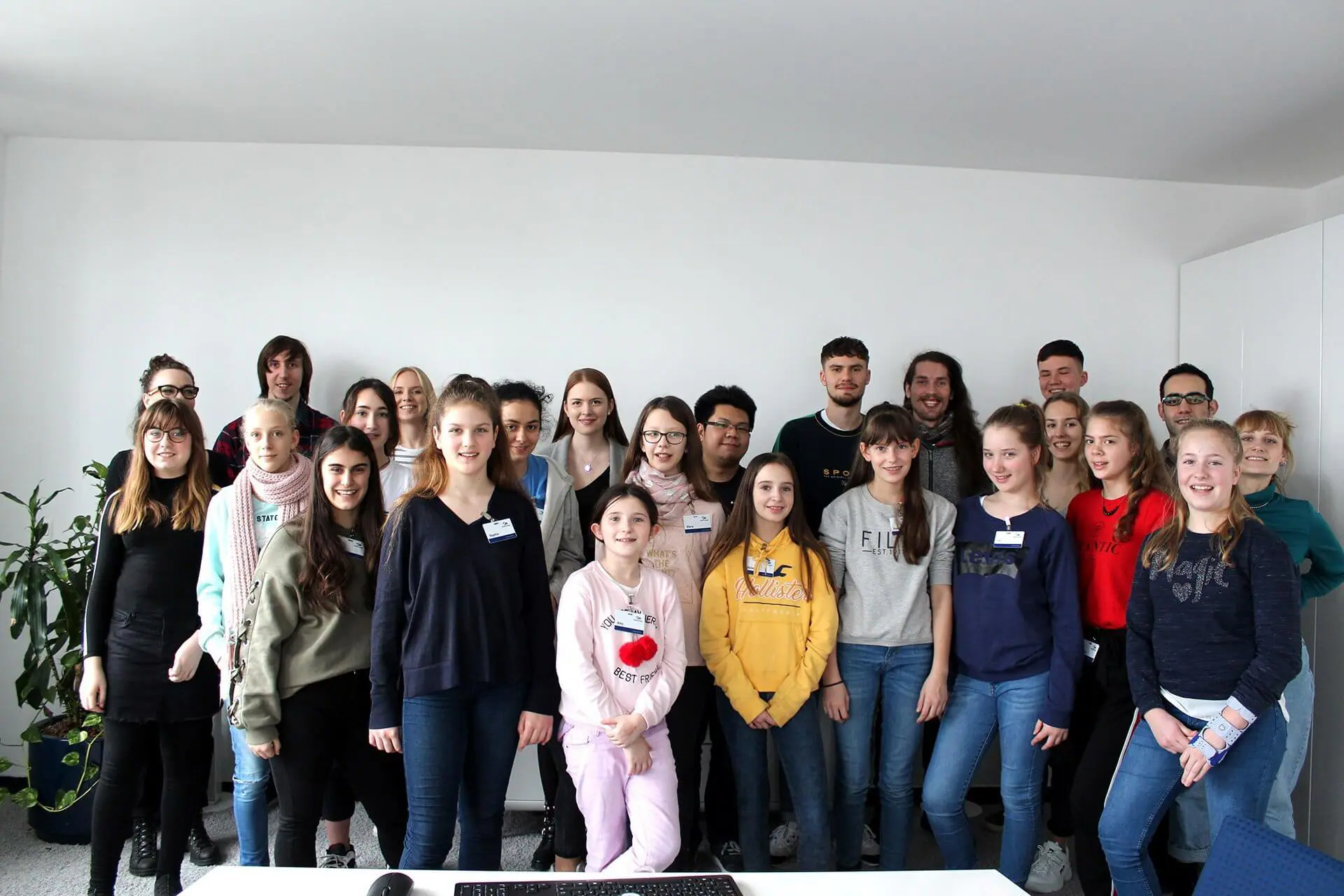 Eine Gruppe von Menschen posiert in einem Büro für ein Foto.