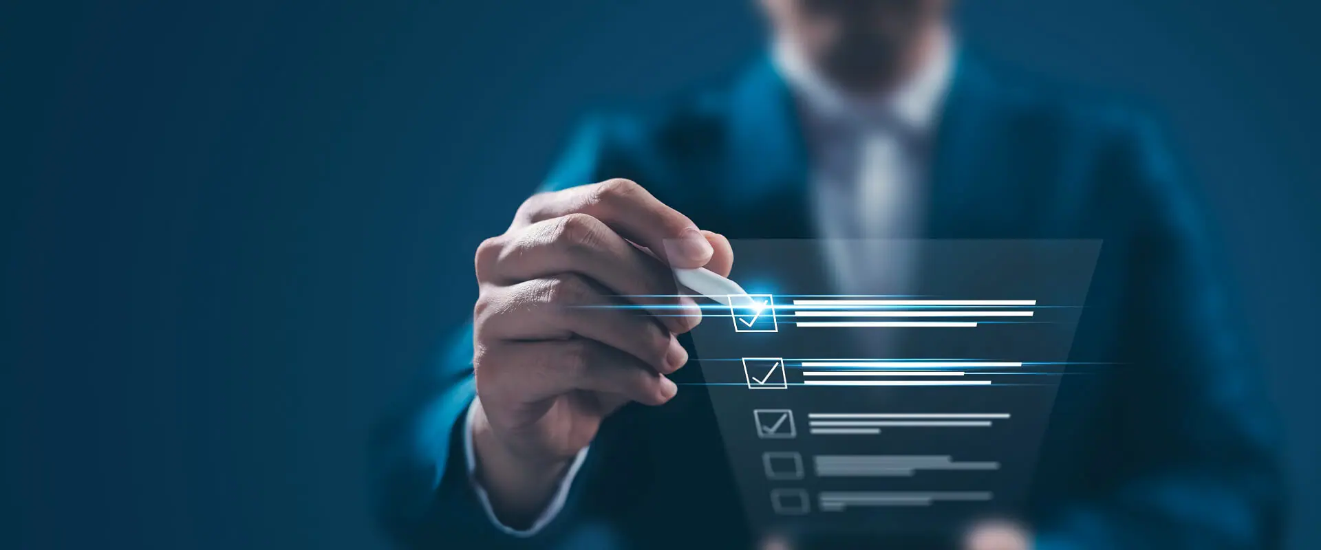 Ein Mann im Anzug hakt mit einem Stift eine digitale Checkliste ab