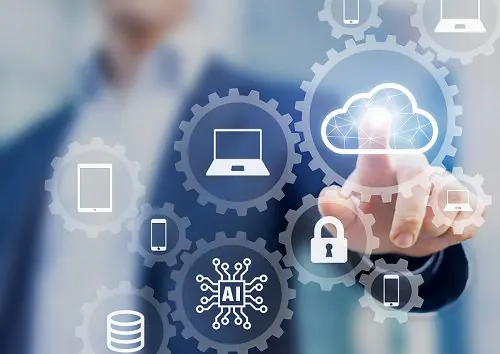 Ein Geschäftsmann berührt eine virtuelle Netzwerkschnittstelle für die Cloud-Migration, die von Technologiesymbolen und Zahnrädern umgeben ist.