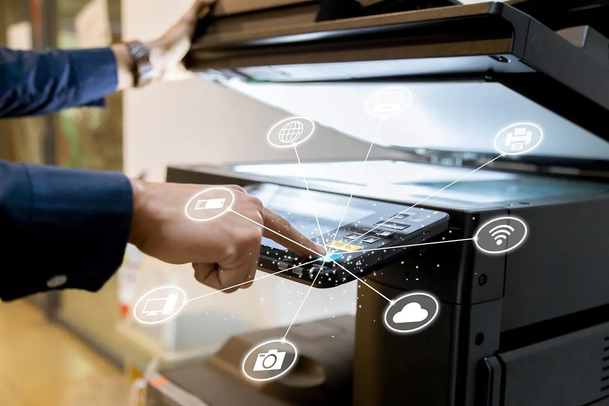 Eine Person verwendet den Touchscreen eines Multifunktionsdruckers