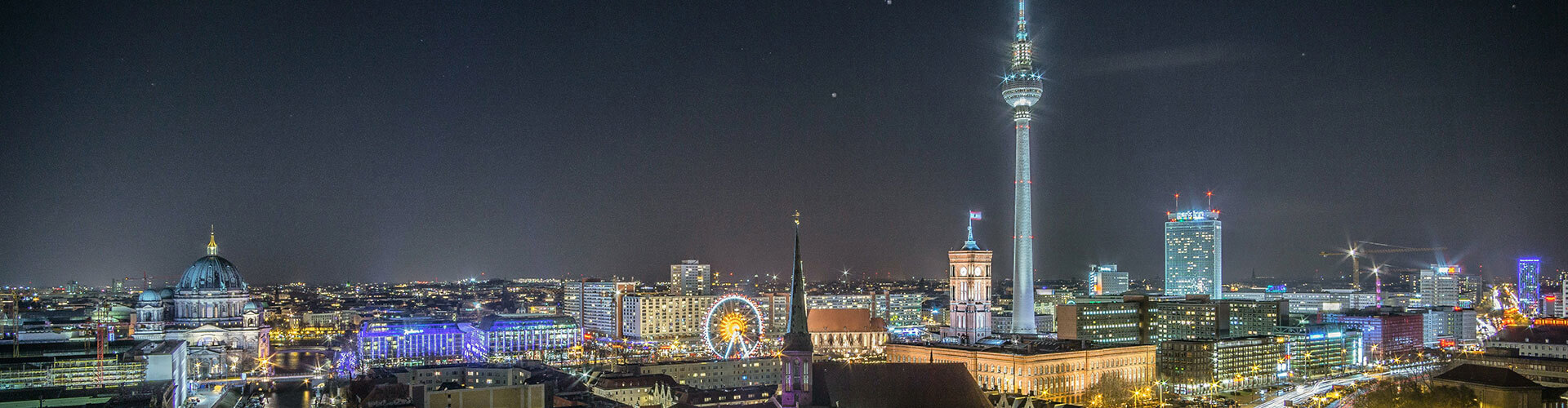 Berlin illuminiert bei Nacht mit Fernsehturm