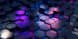 Eine Nahaufnahme glänzender, dunkler sechseckiger Fliesen, die in einem geometrischen Muster angeordnet sind und blaues und violettes Licht reflektieren. Die Oberfläche erzeugt mit ihren unterschiedlichen Fliesenhöhen ein modernes, futuristisches Erscheinungsbild.