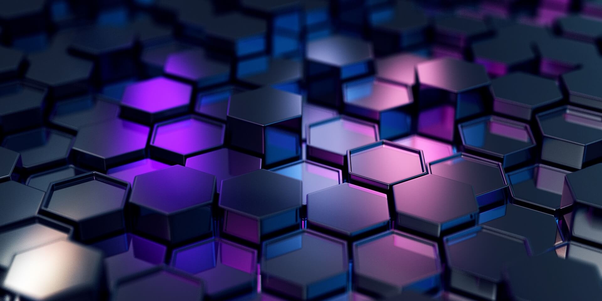 Eine Nahaufnahme glänzender, dunkler sechseckiger Fliesen, die in einem geometrischen Muster angeordnet sind und blaues und violettes Licht reflektieren. Die Oberfläche erzeugt mit ihren unterschiedlichen Fliesenhöhen ein modernes, futuristisches Erscheinungsbild.