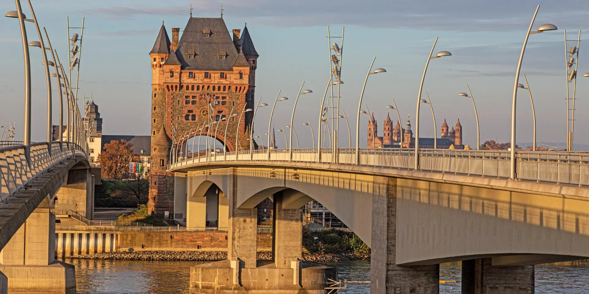 Blick auf den Nibelungenturm und die Nibelungenbrücke in Worms bei Sonnenaufgang ohne Verkehr und Menschen