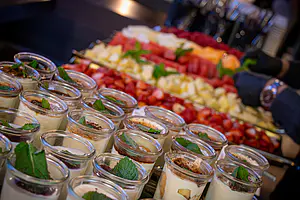 Obst und Desserts füllen einen Tisch.