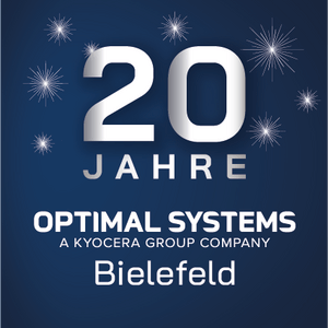 Dunkelblauer Hintergrund, weißes Feuerwerk, fettes "20 Jahre" über "Optimal Systems, a Kyocera Group Company, Bielefeld" zum 20-jährigen Jubiläum.