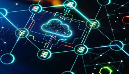 Ein leuchtendes Wolkensymbol in der Mitte, das durch digitale Schaltkreise und Knotenpunkte verbunden ist, symbolisiert Cloud-Computing-Netzwerke.