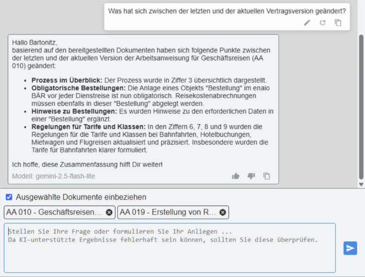 Screenshot enaio® lumee: Textbasierte Softwareschnittstelle mit Vertragsänderungsabfrage, deutscher Antwort und Schaltflächen zur Dokumentenauswahl und zum Stellen von Fragen.