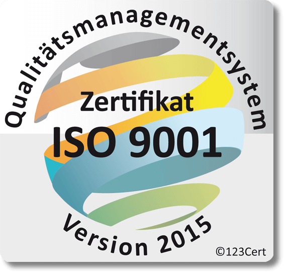 Kreisförmige Plakette mit "Qualitätsmanagementsystem Zertifikat ISO 9001 Version 2015", bunter Wirbel in der Mitte und Copyright "©123Cert".